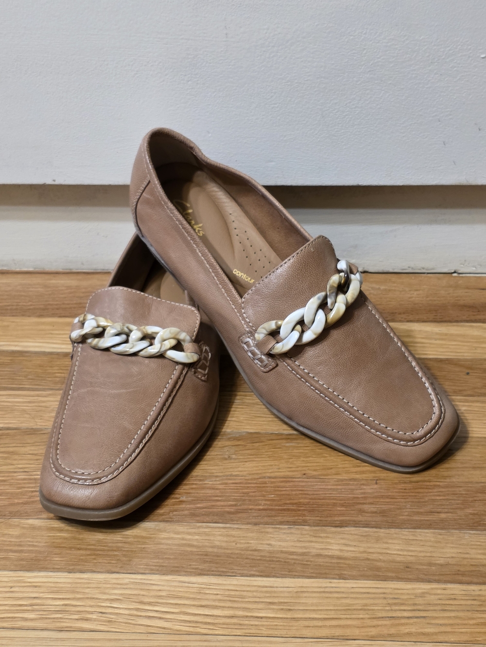 Clarks 8 Taupe Vegan Leather Loafers with Cream Marbled Chain New Orthotic